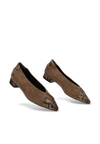 Zapatos de mujer de ante marrón de tacón bajo con puntera afilada y acentos de estampado de piel de serpiente en las punteras, tacones y cuellos.