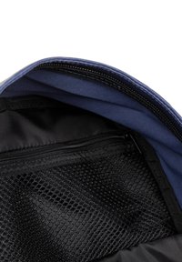 Wnętrze granatowej torby z czarną siateczkową kieszenią i czarną podszewką, wyposażone w gładki zamek błyskawiczny i miękką strukturę materiału.