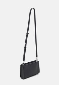 Borsa a tracolla in pelle nera con forma rettangolare slim, tracolla regolabile, dettagli in metallo argentato e cuciture a contrasto.