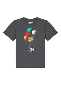 Grijze T-shirt met een astronaut die kleurrijke, planeetvormige ballonnen vasthoudt, met texturen en tinten die Jupiter, Mars en andere planeten voorstellen.