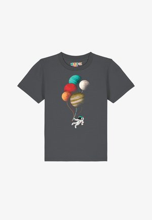 Graues T-Shirt mit einem Astronauten, der bunte, planetenförmige Ballons hält. Die Texturen und Schattierungen stellen Jupiter, Mars und andere dar.