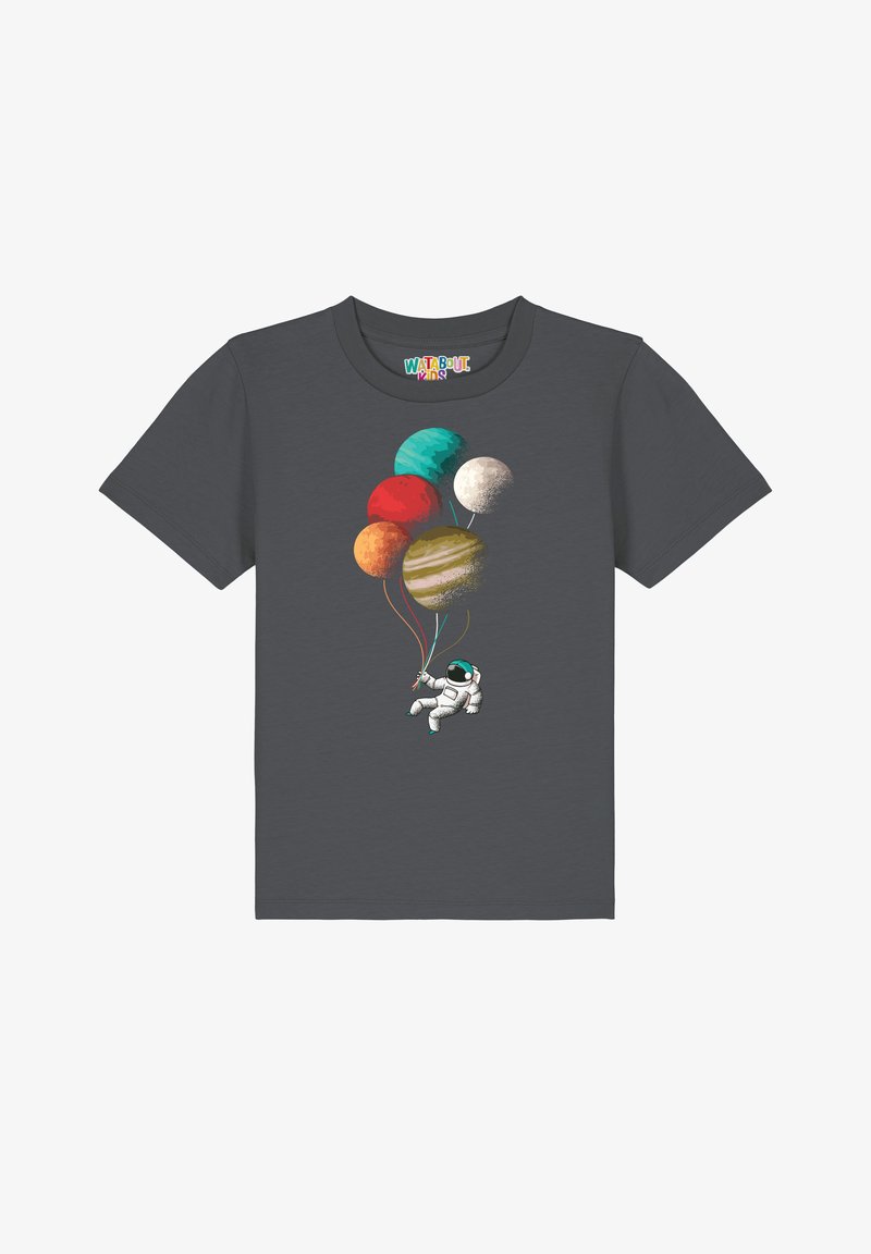 Grijze T-shirt met een astronaut die kleurrijke, planeetvormige ballonnen vasthoudt, met texturen en tinten die Jupiter, Mars en andere planeten voorstellen.