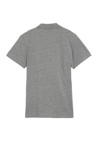 Polo gris à manches courtes en tissu mélangé de coton, avec un col classique et une texture simple et lisse sans motifs visibles.
