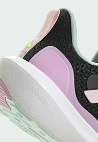 Sneaker nera con dettagli in rosa, viola e verde. Presenta un tessuto testurizzato, una suola ammortizzata e il marchio "CLOUDFOAM" sul lato.