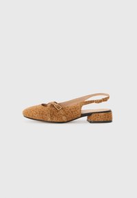 Chaussure à talon ouvert en imprimé léopard beige avec une finition en suède texturé, bout arrondi et petit talon carré. Dotée d'une boucle décorative.
