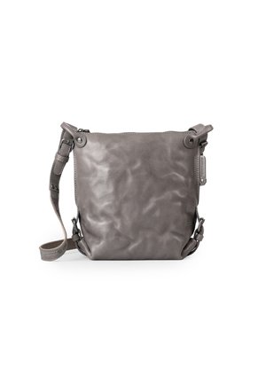 Borsa a tracolla grigia in pelle con una texture liscia e leggermente sgualcita, chiusura con zip e tracolla regolabile.