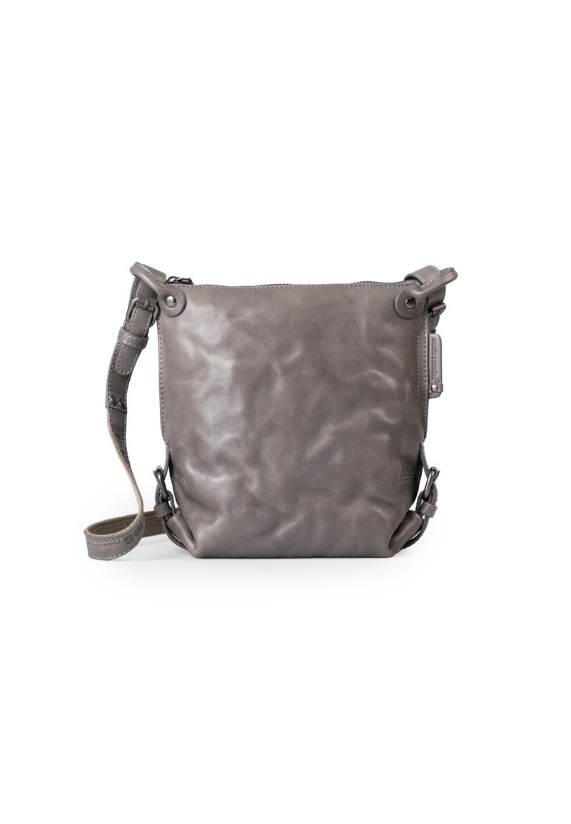 Borsa a tracolla grigia in pelle con una texture liscia e leggermente sgualcita, chiusura con zip e tracolla regolabile.