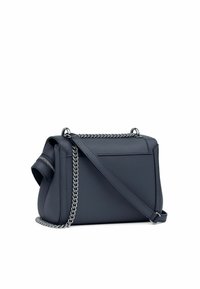 Borsa a tracolla in pelle blu navy con finitura testurizzata, tracolla in catena argentata e dettaglio con tasca con zip sul lato. Forma rettangolare.