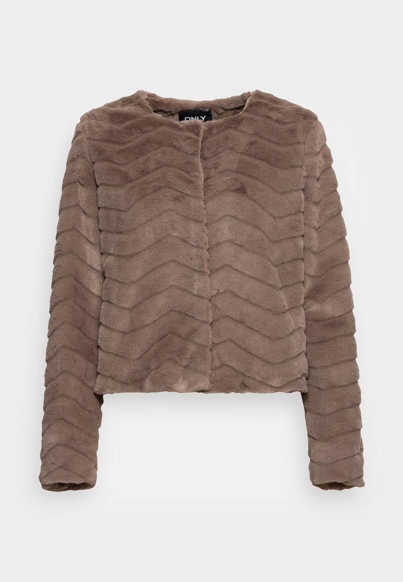 Veste en fausse fourrure marron avec manches longues et motif chevron subtile, col rond et sans fermetures visibles.