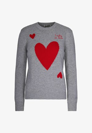 Maglione grigio a maglia con grandi cuori rossi e cuori più piccoli. Collo a girocollo con polsini e orlo a coste, testo ricamato "Fortunato in amore."