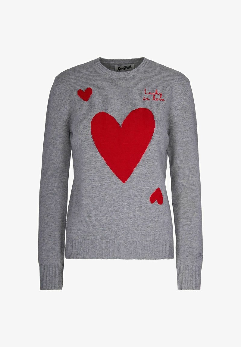 Maglione grigio a maglia con grandi cuori rossi e cuori più piccoli. Collo a girocollo con polsini e orlo a coste, testo ricamato "Fortunato in amore."
