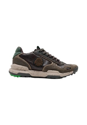 Zapatilla deportiva marrón oscuro y verde con suela beige moteada, paneles de cuero y ante texturizados, cordones con estampado y parche con logo lateral.