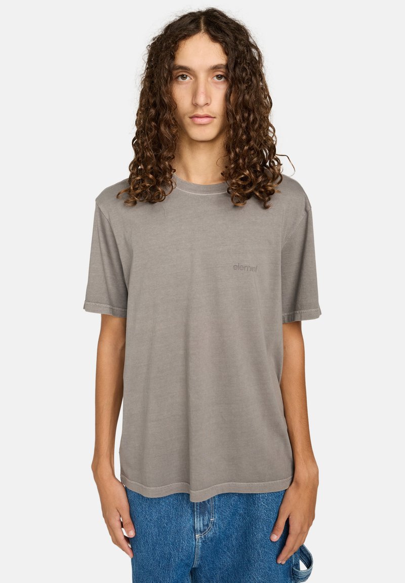 Szary t-shirt z okrągłym dekoltem, wykonany z miękkiego materiału, z krótkimi rękawami. Posiada małe logo na piersi oraz luźny, prosty krój.