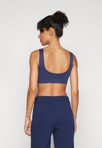 ONLY Play ONPMIRA SEAMLESS BRA OPUS - Športni modrček z rahlo podporo - maritime blue