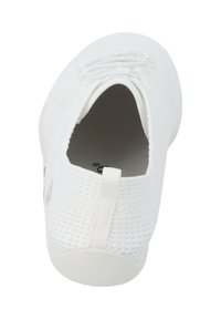 Scarpa bianca slip-on con tomaia in rete testurizzata, punta arrotondata, lacci elastici e un'asola sul tallone per facilitarne l'indosso. Suola liscia.