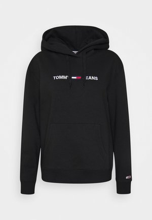 Zwarte hoodie met voorzak, trekkoorden en een "Tommy Jeans"-logo gecentreerd boven een rood-wit-blauw vlagembleem op de borst.