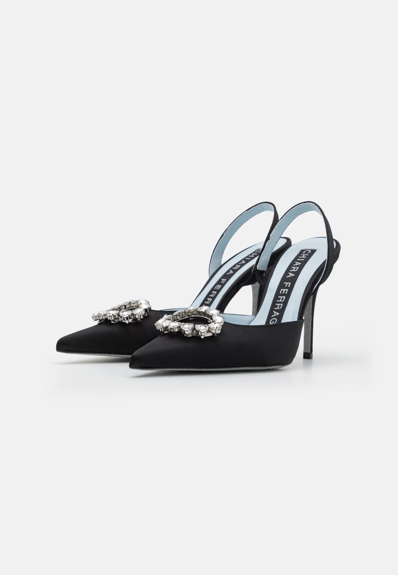 Talons aiguilles en satin noir avec une pointe fine, ornés d'un embellissement en bijoux et d'un talon fin, accompagnés d'une doublure intérieure bleu clair.