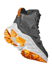 Graue Wanderschuhe mit hohem Knöchel design, ausgestattet mit einem Obermaterial aus Mesh, orangefarbenen Akzenten und einer strukturierten Sohle mit robusten Traktionsnoppen.