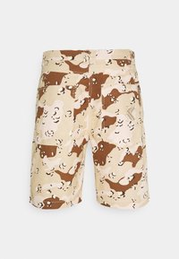 Beige, bruna och krämfärgade shorts med kamouflage-mönster, två bakfickor, bälteshål och en liten broderad logga på den högra fickan.