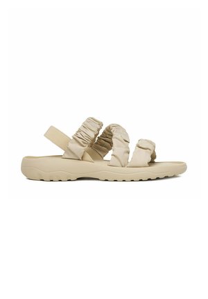 Beige Sandale mit drei gerafften Stoffriemen über dem Fuß und elastischem Fersenriemen auf robuster Sohle, Seitenansicht auf weißem Hintergrund.