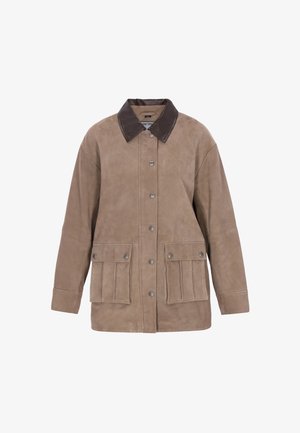 Világosbarna bőrkabát sötétbarna gallérral, gombos elől, két elülső zsebbel és hosszú ujjal. Sima textúrájú, klasszikus kialakítású.