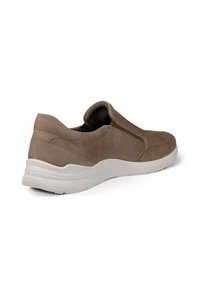 Chaussure en cuir marron sans lacets avec panneaux latéraux élastiques, semelle en caoutchouc blanche et talon texturé. Surface lisse avec des détails de couture minimaux.