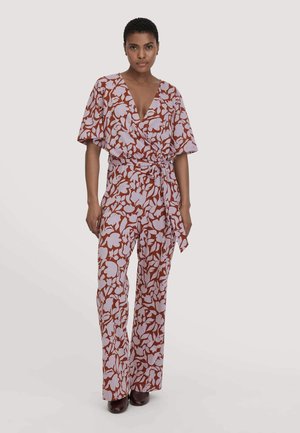 Floral Jumpsuit in Rot und Weiß, mit Wickeldesign, kurzen Ärmeln und einem Bindegürtel in der Taille. Aus leichtem Stoff gefertigt.
