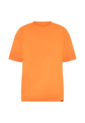 Camiseta de manga corta con cuello redondo en tejido naranja brillante. Textura suave, corte holgado, con una pequeña etiqueta de logo en el dobladillo inferior izquierdo.