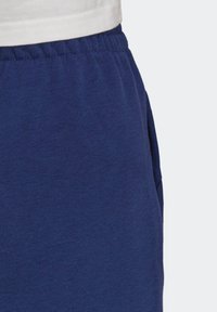 Marineblauwe joggingbroek van zacht katoenmateriaal, met een elastische tailleband en zijzakken voor gemak.