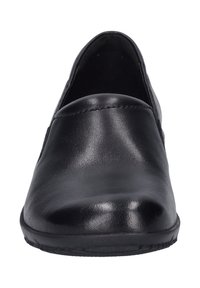 Černá kožená slip-on obuv s hladkým povrchem, zaoblenou špičkou a minimálním prošíváním. Plná gumová podrážka s jemným vzorem.