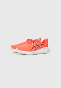 Baskets de sport orange vif avec une tige en mesh léger, une semelle intermédiaire blanche, des accents violets et un design à bout arrondi.