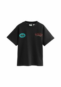 Camiseta de algodón negra con mangas cortas, que presenta letras rojas "BAKER" y un parche decorativo turquesa en la parte frontal.