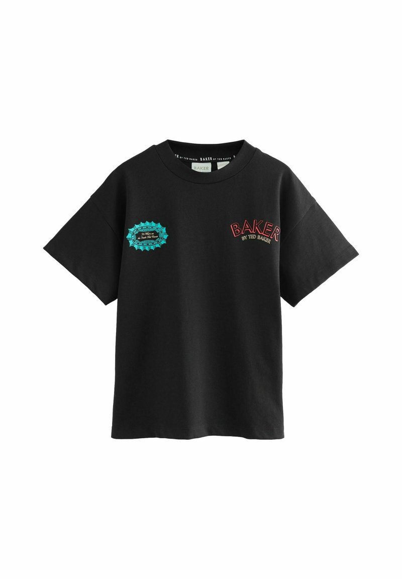 Camiseta de algodón negra con mangas cortas, que presenta letras rojas "BAKER" y un parche decorativo turquesa en la parte frontal.
