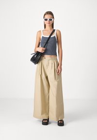 GAP GAP X DÔEN WIDE LEG KHAKI - Nadrágok - iconic khaki