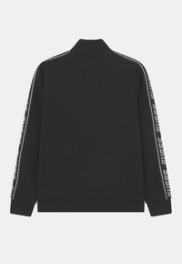 Czarna kurtka na suwak z wysokim kołnierzem, ściągaczami na mankietach oraz szarymi paskami po bokach z logo biegnącym wzdłuż rękawów.