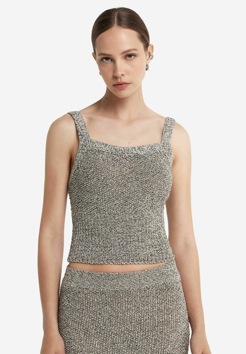 Grå stickad kort topp med fyrkantig halsringning och breda axelband, med en texturerad tyg och en figurnära silhuett, kombinerad med en matchande bottendel.