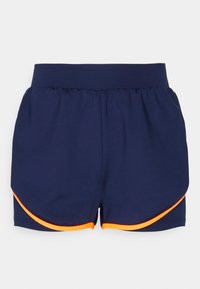 Pantalones cortos deportivos azul marino con una amplia cintura elástica y ribetes naranjas curvados a lo largo de las aberturas de las piernas, dispuestos sobre un fondo blanco.