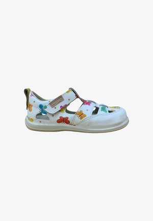 Sandalia infantil blanca con estampado de mariposas de colores, tira ajustable de velcro y suela acolchada.