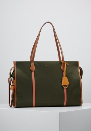 Sac cabas vert foncé avec anses et finitions en cuir beige, une petite étiquette en cuir suspendue et un logo doré à l'avant.