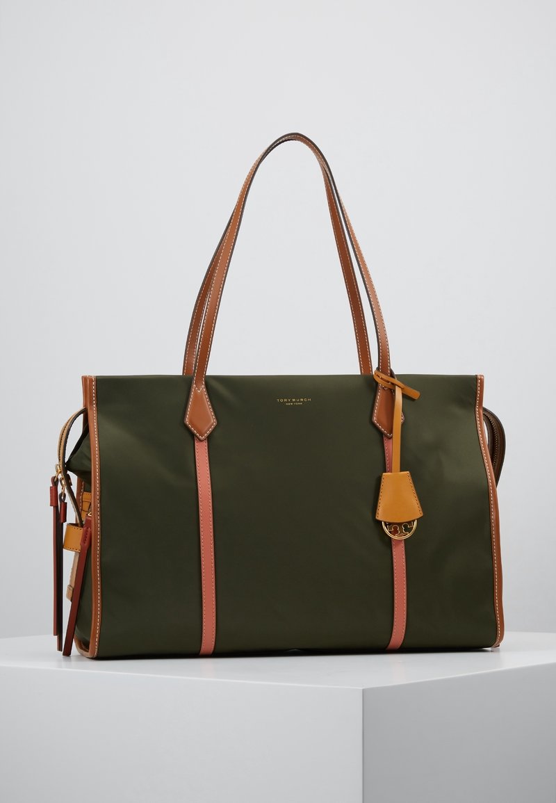 Sac cabas vert foncé avec anses et finitions en cuir beige, une petite étiquette en cuir suspendue et un logo doré à l'avant.