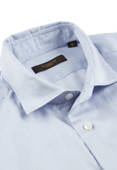 Lichtblauw gestreept overhemd met een klassieke kraag, knoopsluiting en een zachte stoftextuur. Etiket leest "SLOWEAR," maat 41/16.