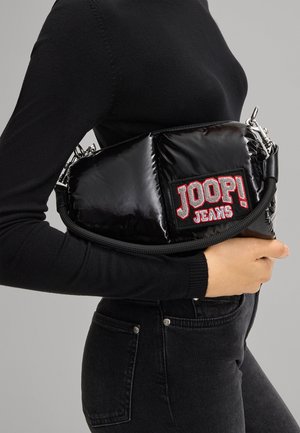 Zwart puffer handtas met een glanzende finish, voorzien van een rood en wit geborduurd "JOOP! JEANS" logo en zilveren hardware accenten.