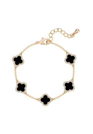 Pulsera de cadena dorada con cinco charms de trébol de cuatro hojas negros, cada uno delineado con pequeñas piedras blancas, y cierre de langosta.