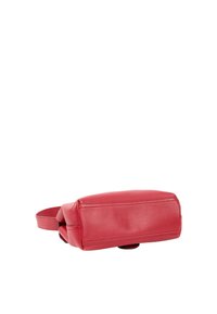 Sac à main en cuir rouge avec une surface texturée vue de dessous, avec une large bandoulière et une forme rectangulaire.