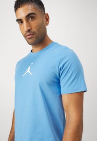 Jordan JUMPMAN SHORT SLEEVE CREW - Spordi T-särk - legend blue/white