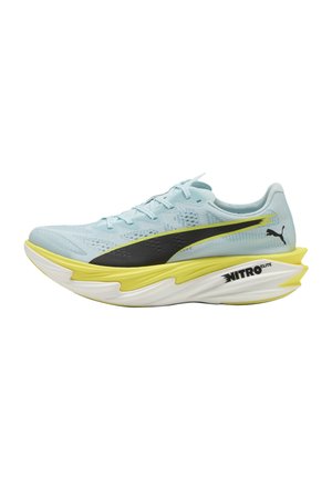 Chaussure de course bleu clair avec logo Puma noir, semelle épaisse jaune et blanche portant l'inscription "NITRO ELITE", et lacets bleu clair.
