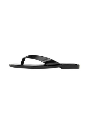 Čierna plochá sandála so širokým lesklým remienkom na prst a jednoduchou podrážkou, zobrazená z bočného pohľadu na bielom pozadí.