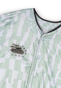 Jersey con estampado de camuflaje verde y textura de malla, con bordado negro de un tanque y la palabra "ARMY". Ribete negro a lo largo del escote.