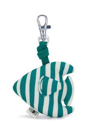 Stribet grøn- og hvidt stof nøglering formet som en fisk med metalbeslag og en lille stofetiket fastgjort.
