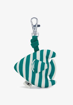 Llavero con forma de pez hecho de tela a rayas verdes y blancas, con un mosquetón metálico y una pequeña etiqueta de tela adjunta.